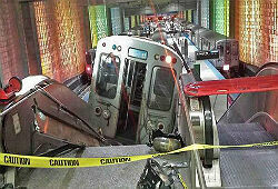 В подземке Чикаго поезд сошел с рельс и врезался в эскалатор