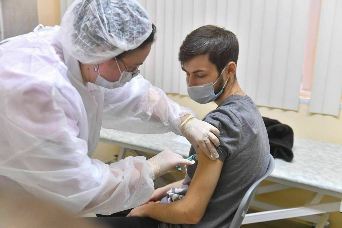 Укололся - и домой! Иностранцев зазывают делать прививку «Спутником V» в Москве