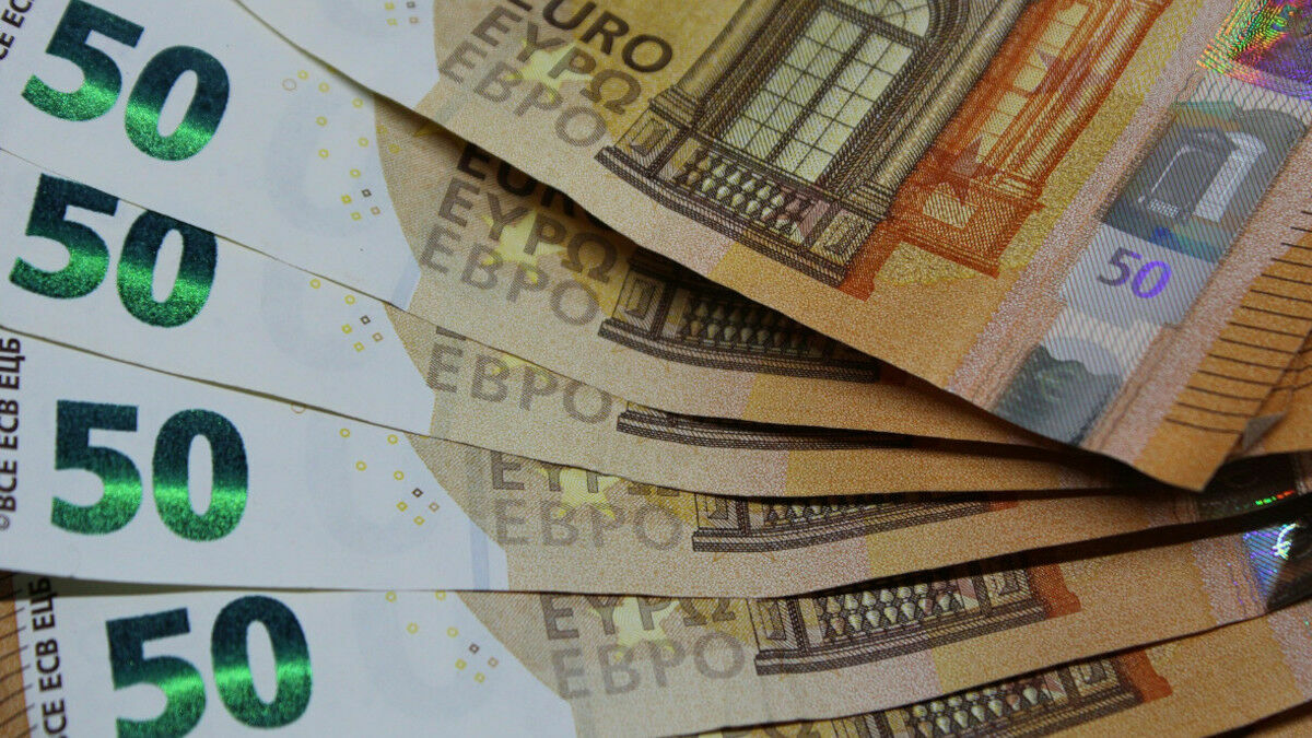 Курс евро на Мосбирже обрушился ниже 70 рублей впервые с 2020 года