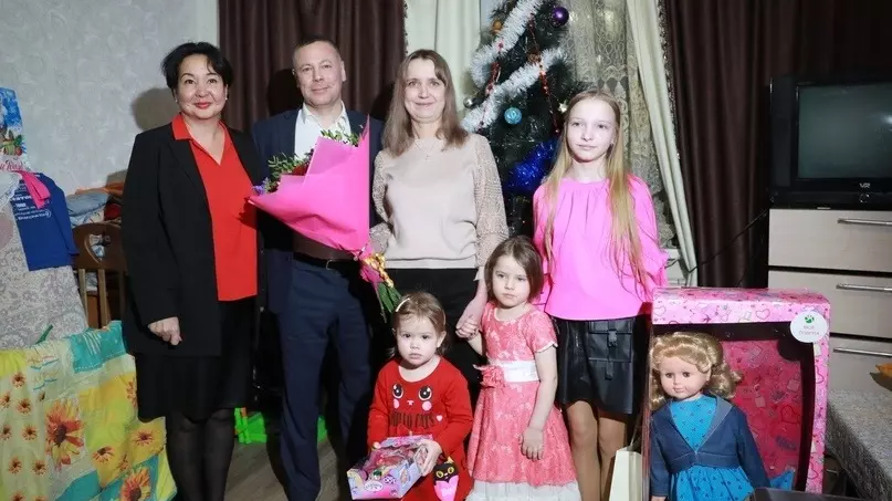 Губернатор Евраев дарит новогодние подарки