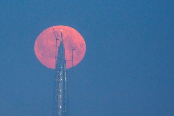 Кровавая луна в небе над Россией попала на видео