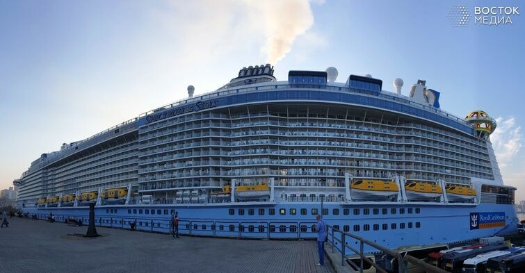 Впервые в России: во Владивосток прибыл крупнейший лайнер с 5000 туристов