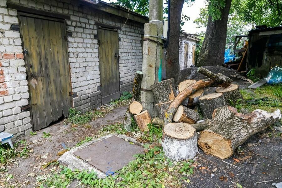 В сараях жителей аварийных домов хранят дрова и уголь
