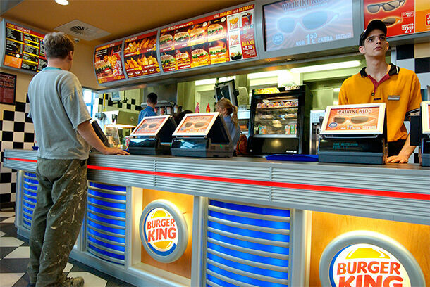 В Минске кассира Burger King могут оштрафовать за ответ на русском языке