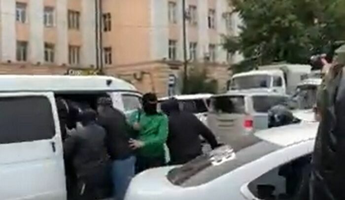 Акцию протеста в Улан-Удэ разгоняли "люди с топориками"
