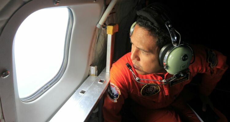 Поиски пропавшего самолета AirAsia продолжаются: в районе исчезновения лайнера был замечен столб дыма