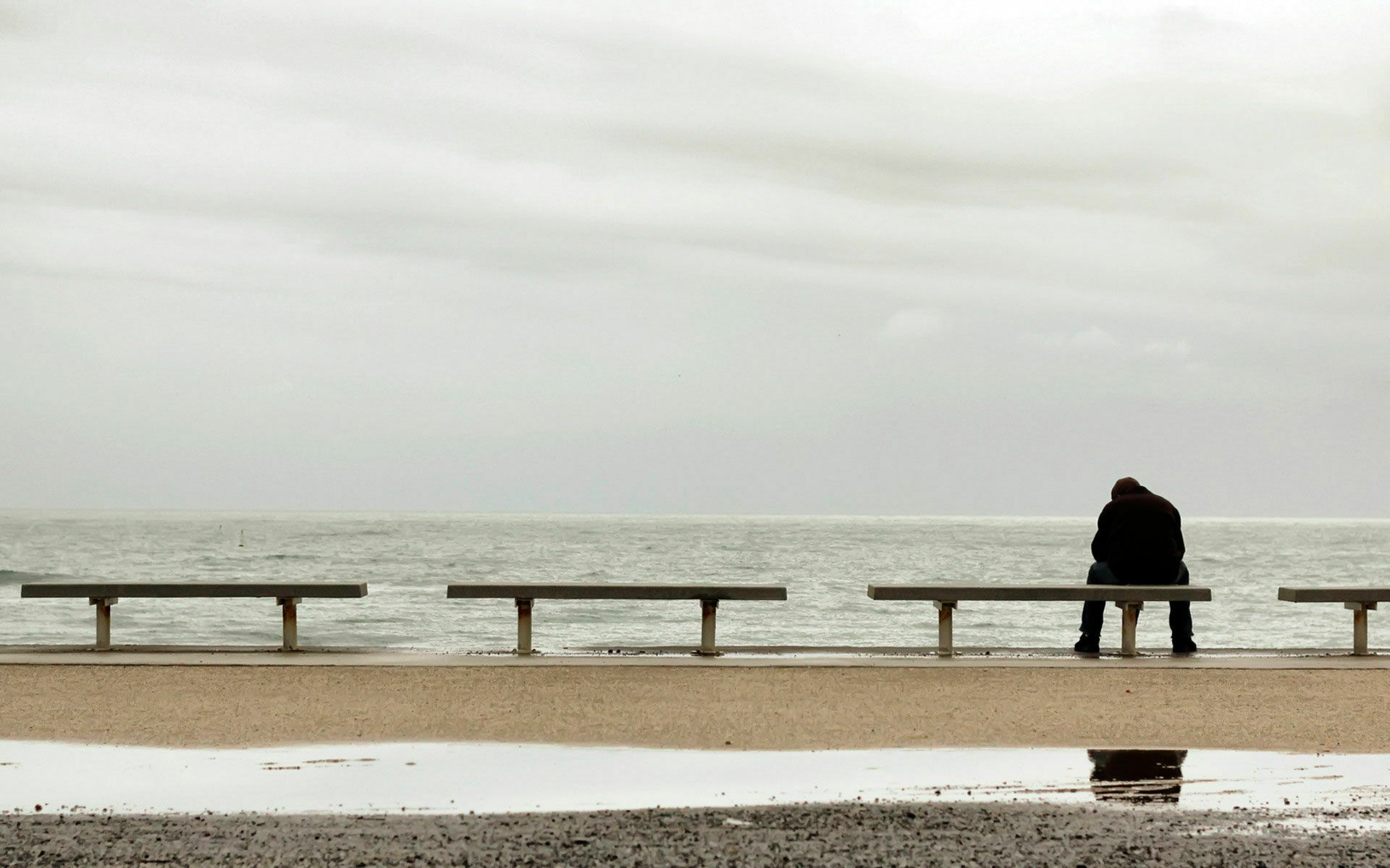 Lonely. Одинокий человек. Море одиночество. Одинокий человек у моря. Одиночество на берегу моря.