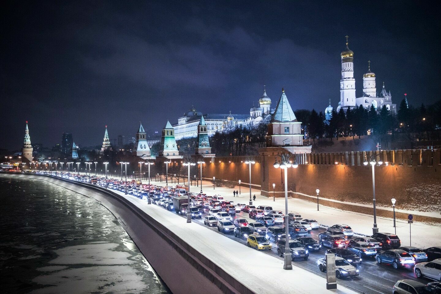 Москва встала в пробках из-за сильного снегопада