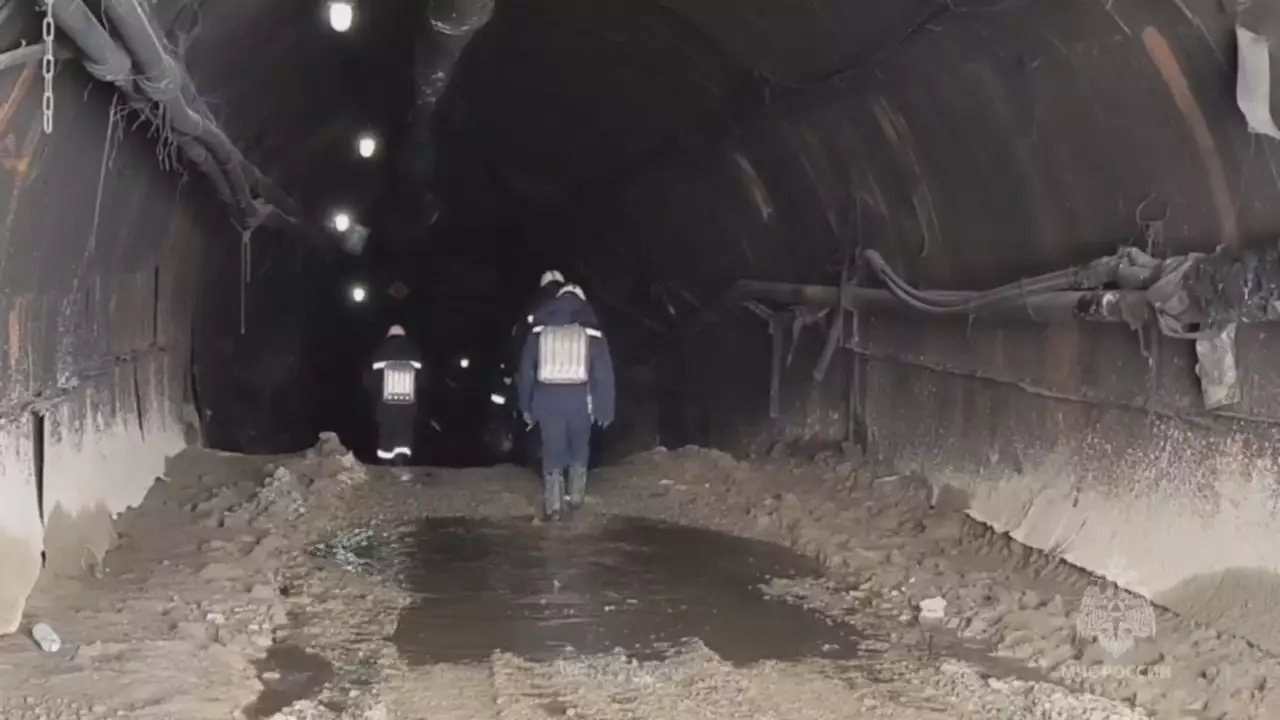 Рудник сейчас заполнен породой в воде и льде, продолжать работы невозможно