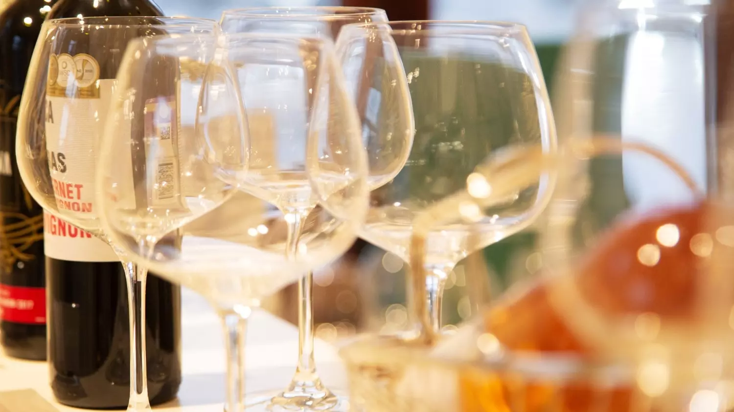 Ученые доказали, что гости в ресторанах выпьют больше вина, если напиток подавать им в бокалах по 250 мл