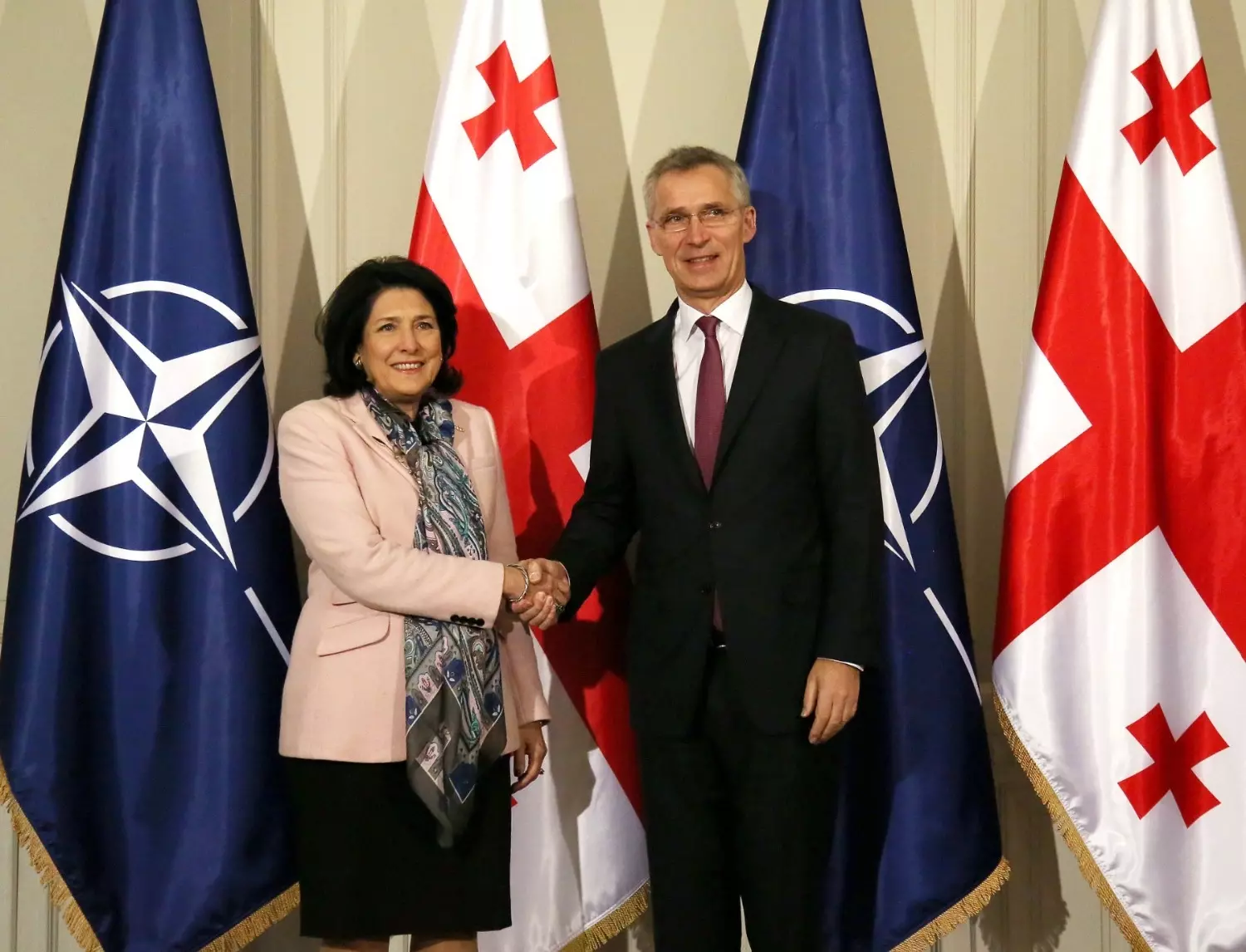 Президент Грузии Саломе Зурабишвили и генсек НАТО Столтенберг