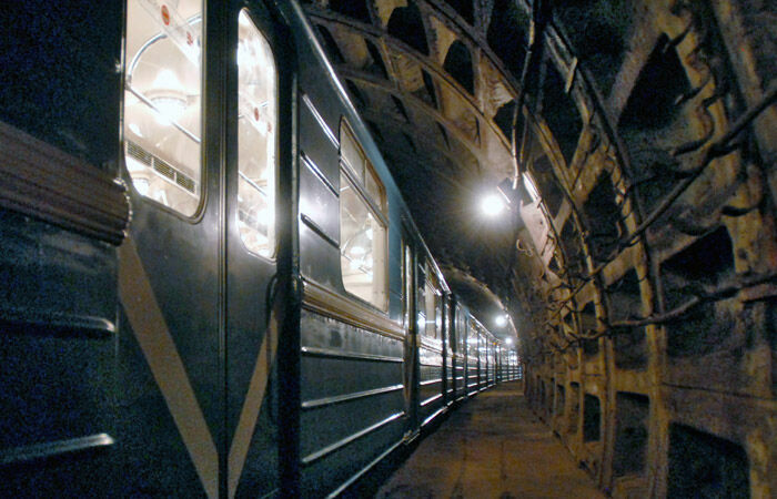 В тоннеле московского метро опять застряли три поезда