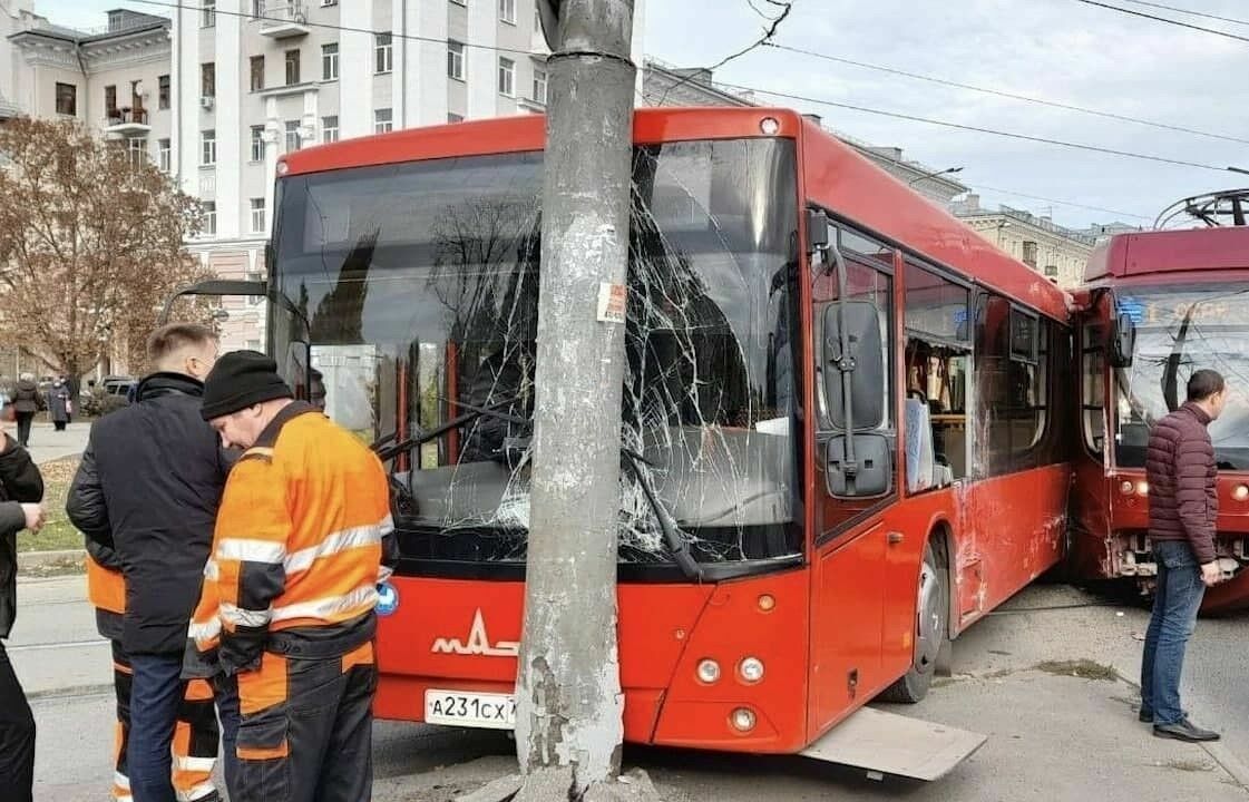 В Казани восемь человек пострадали при аварии трамвая и автобуса