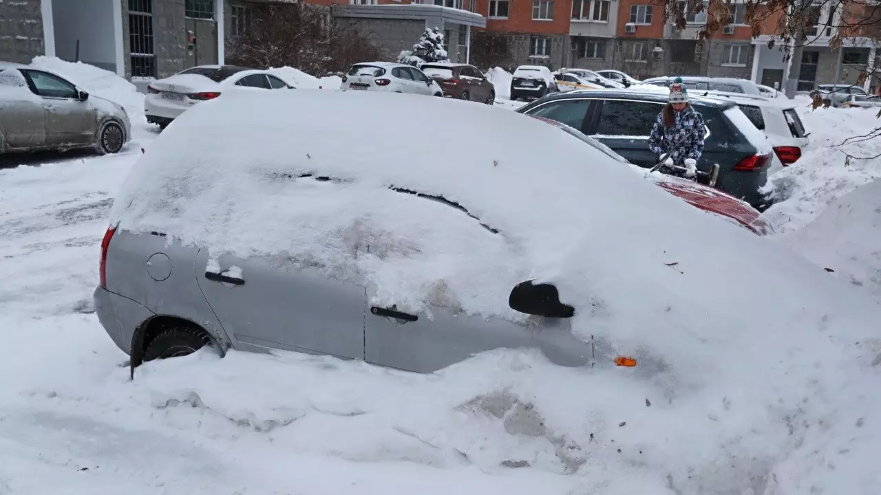 Откопать утром свои машины смогли не все москвичи