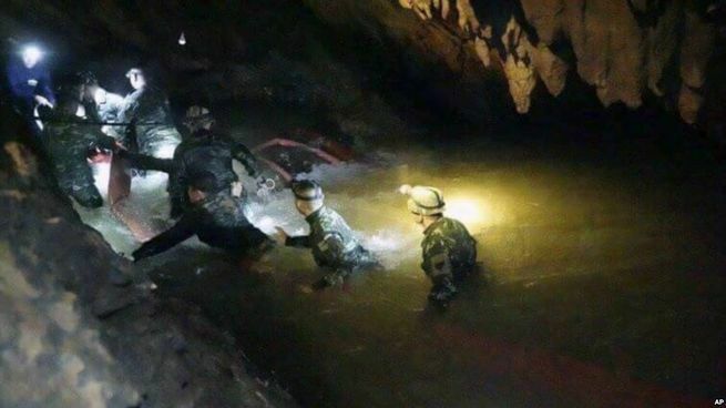 В Таиланде в ходе операции по спасению школьников из пещеры погиб дайвер