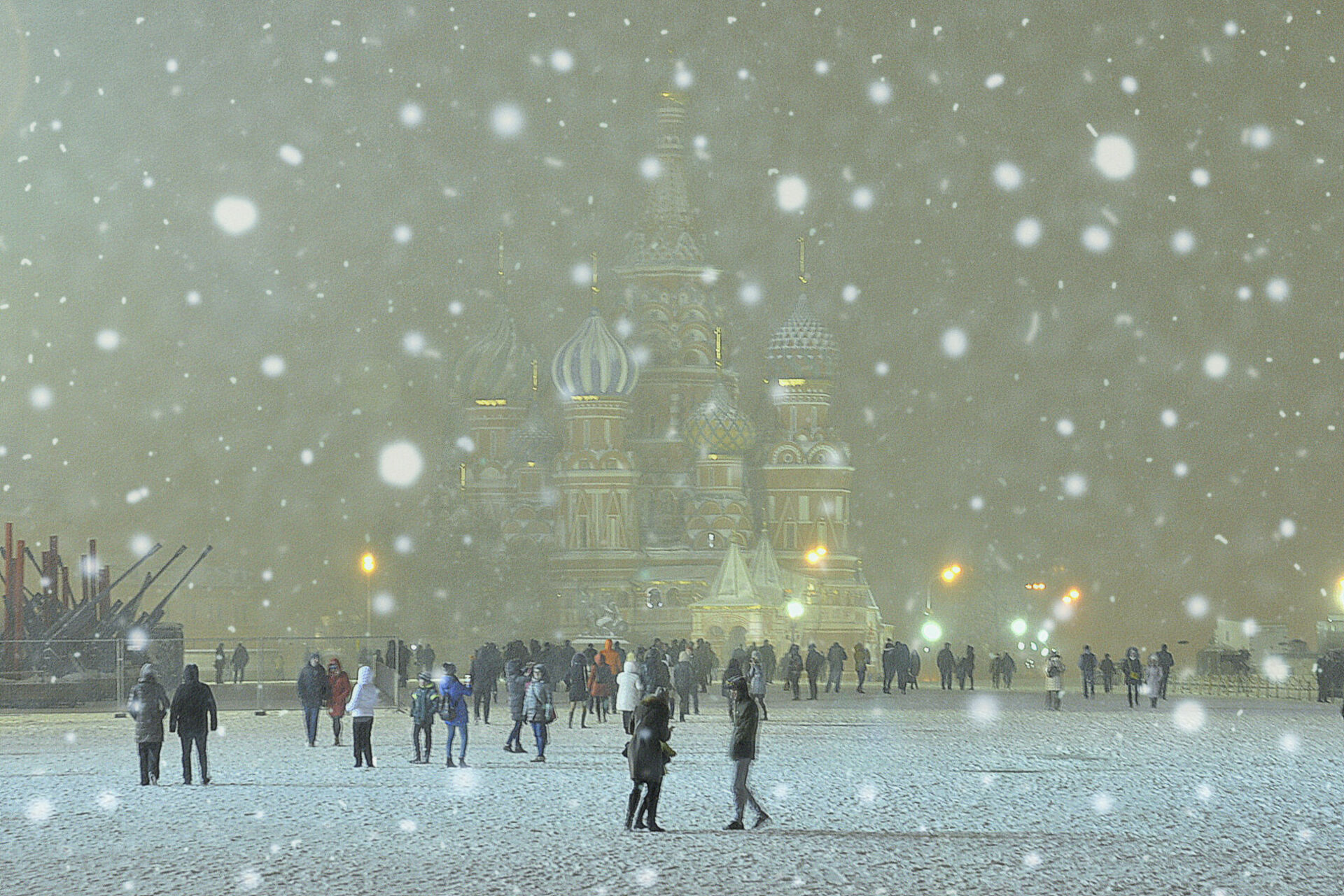 Места где идет снег. Снегопад в городе. Снег в Москве. Зима в Москве. Москва зима снег.