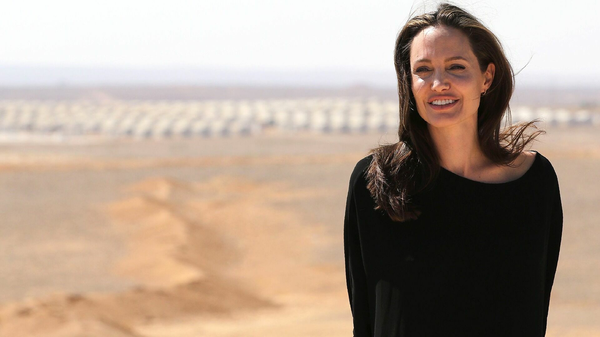 Анджелина Джоли с подругой посетили деревню езидов в Ираке, разрушенную в 2014 году