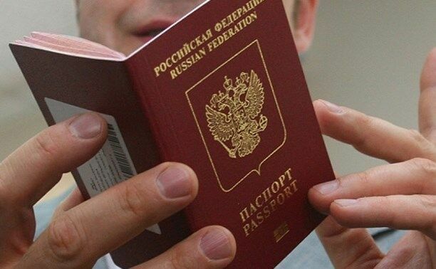 Загранпаспорт будет стоить 5000 рублей, водительские права - 3000 рублей