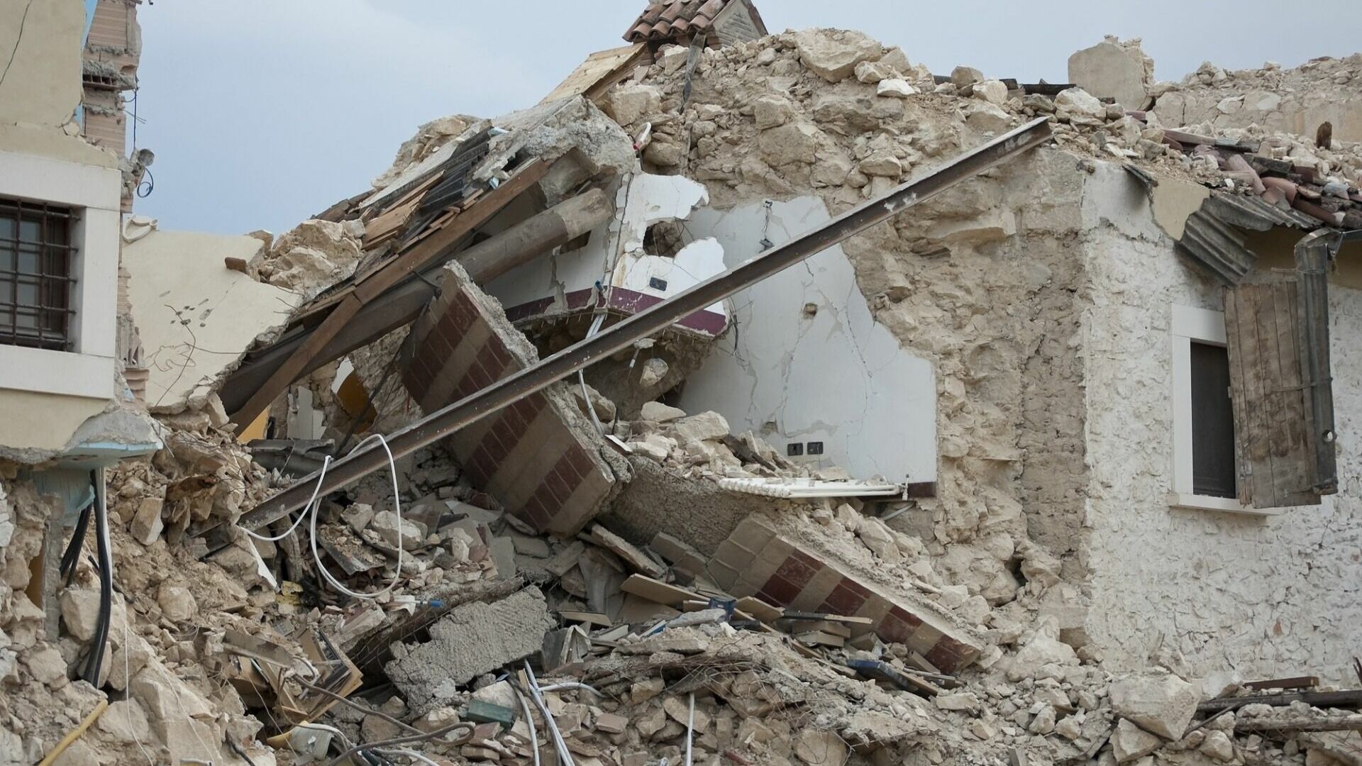 В Турции число погибших при землетрясениях возросло почти до 30 тысяч человек