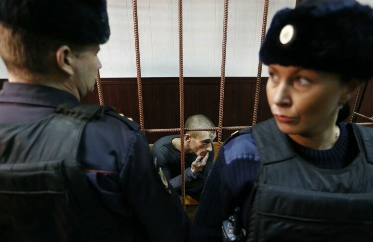Соратница художника Павленского заявила о его избиении конвоирами