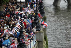 В чествовании Елизаветы II в Лондоне участвует флотилия из 1000 судов