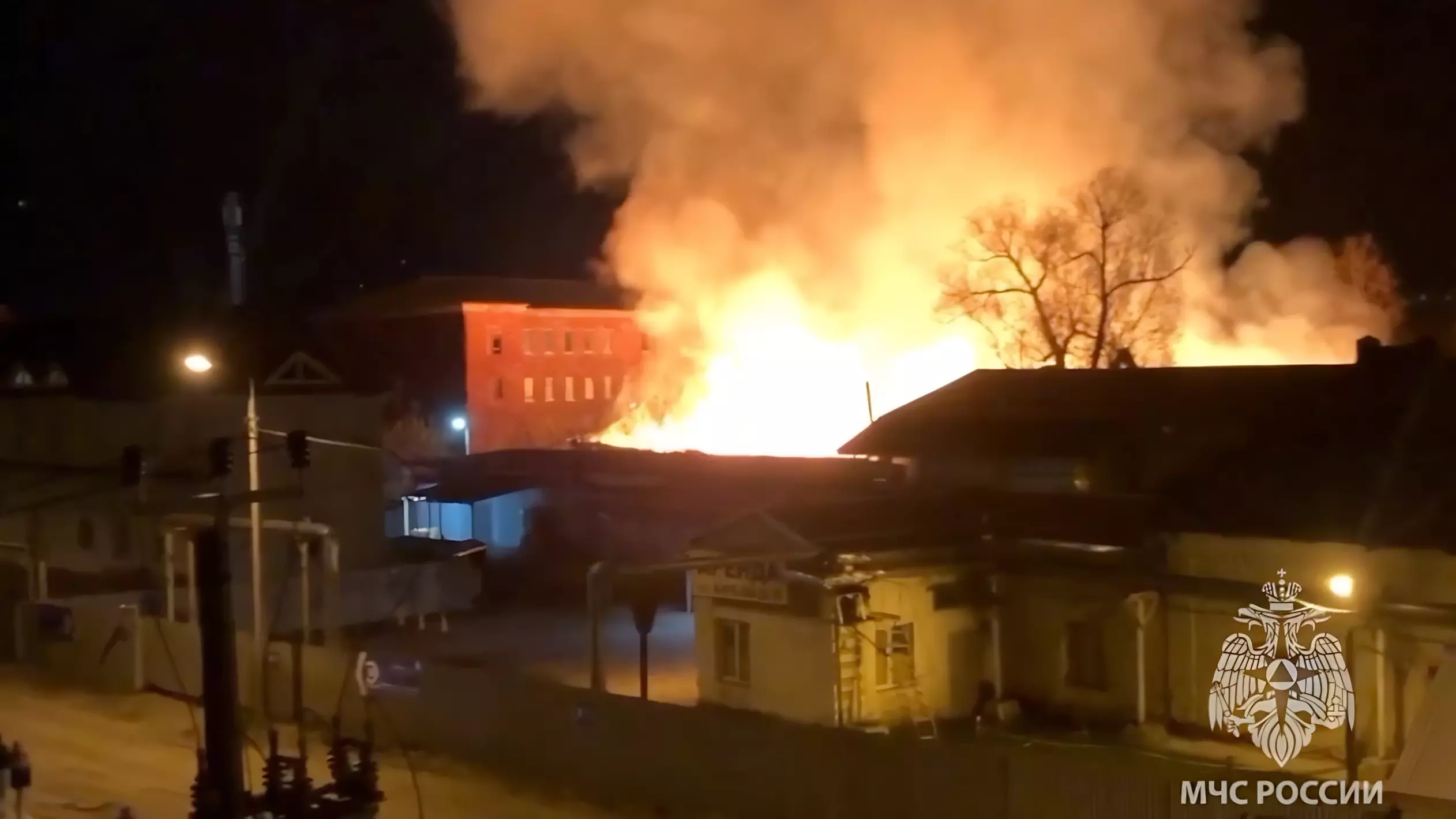 В Подмосковье загорелось производственное здание