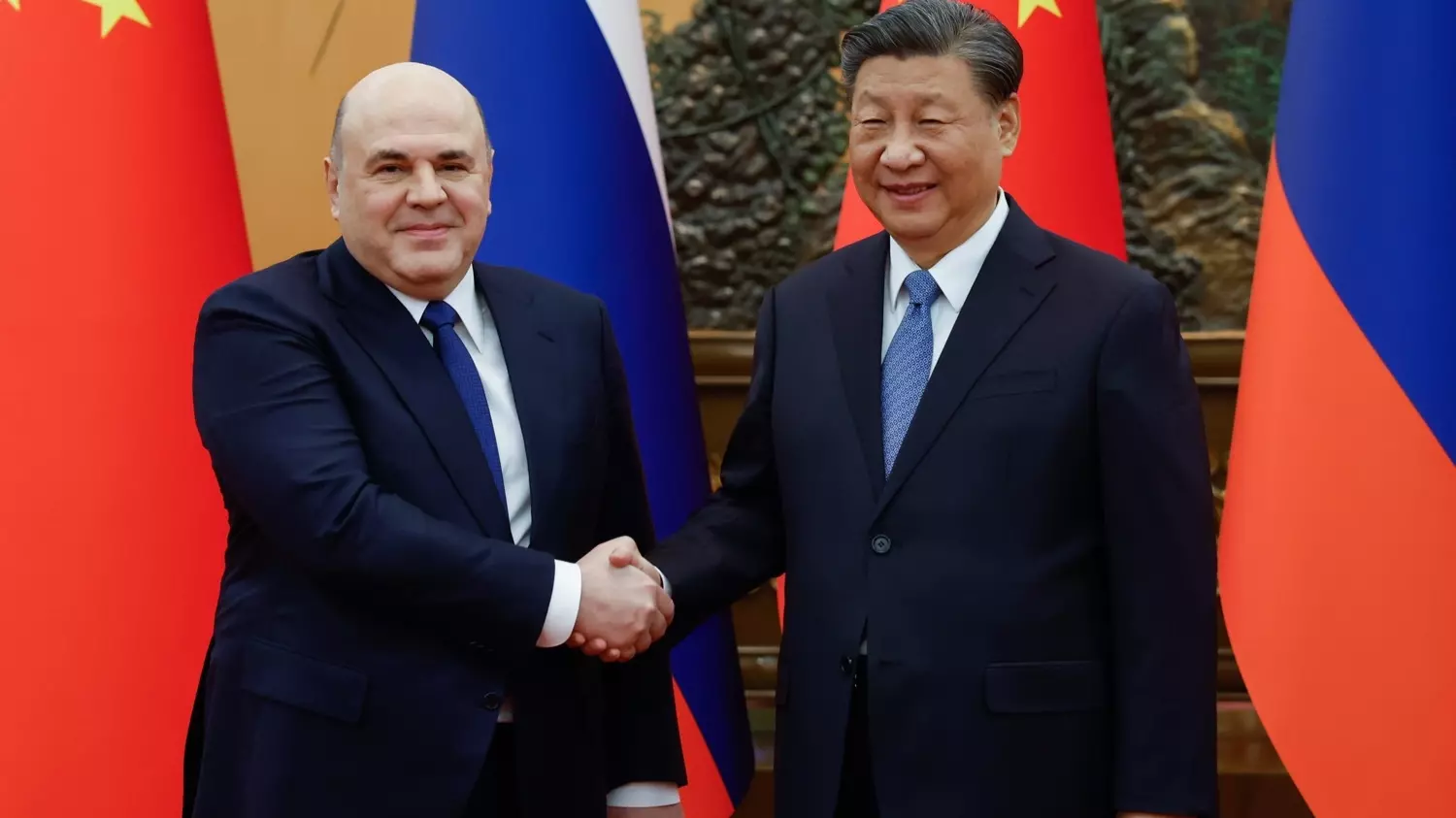 Премьер-министр РФ Михаил Мишустин и председатель КНР Си Цзиньпин (слева направо) провели встречу в Пекине