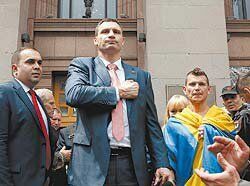 Украинский боксер официально стал мэром Киева