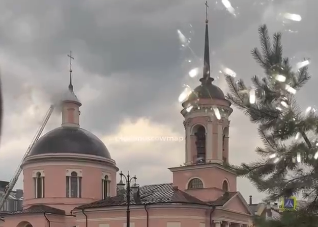 В Москве от удара молнии загорелся храм на Большой Ордынке