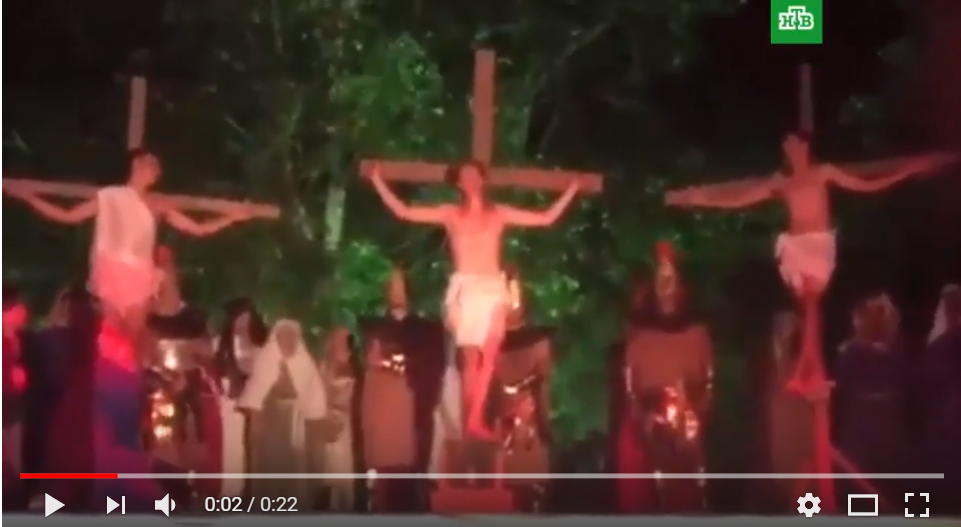 Видео дня: бразилец во время пасхального спектакля напал на артистов, распявших Христа