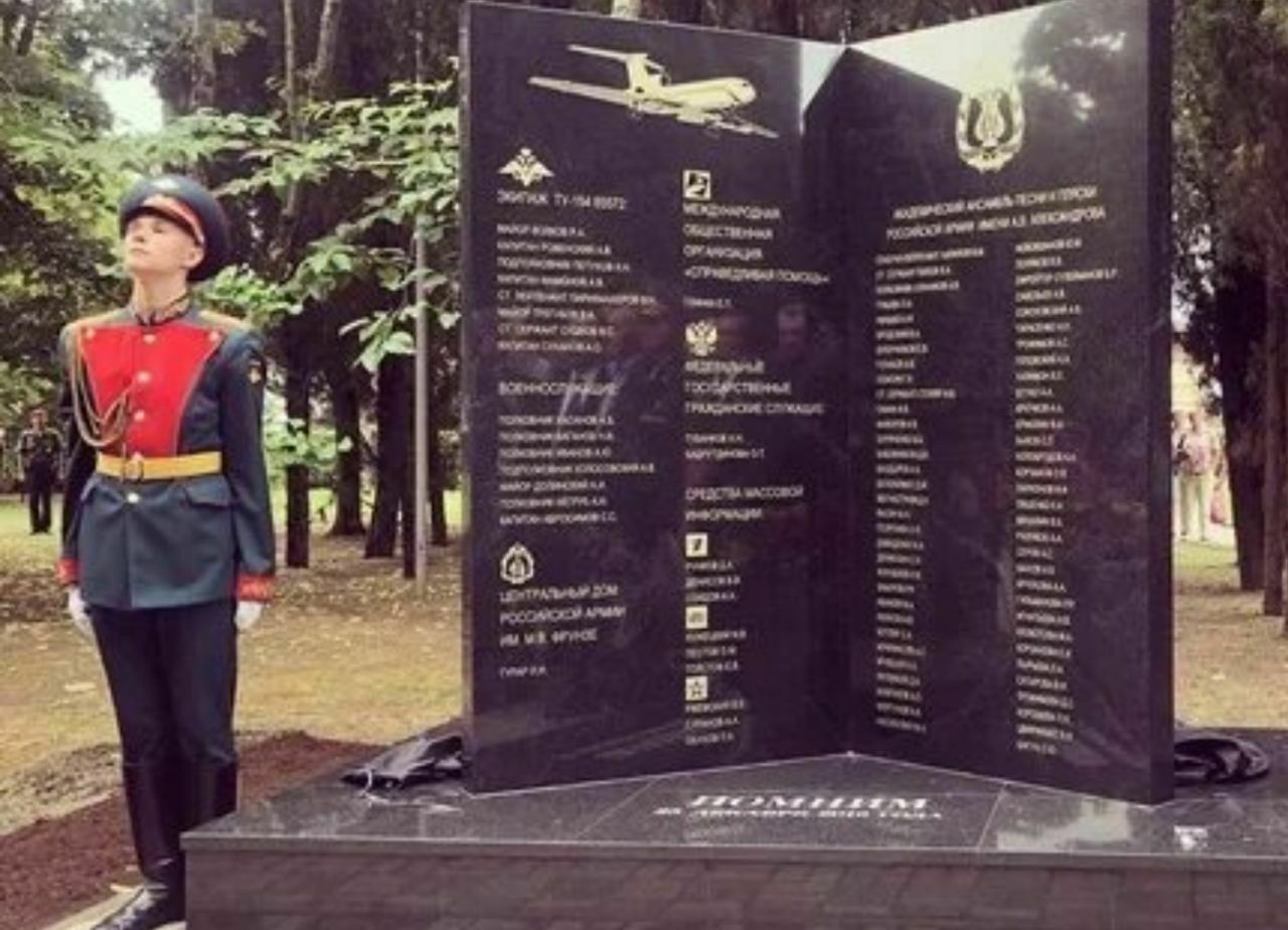 В Сочи открыли памятник погибшим в катастрофе Ту-154