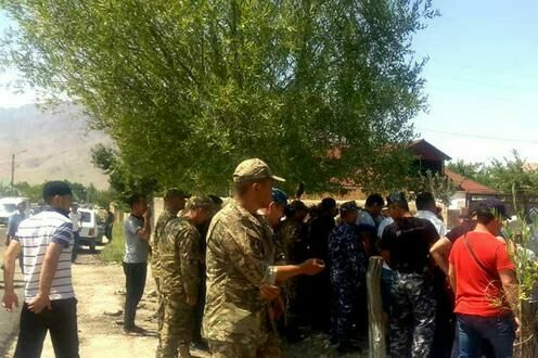 Киргизия эвакуировала более 300 человек после конфликта на границе с Таджикистаном