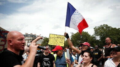 Сенат Франции изменил законопроект о COVID-пропусках после протестов