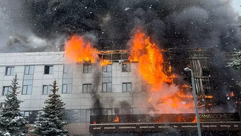 Выбегают босиком: в Набережных Челнах из горящего отеля спасают людей (ВИДЕО)