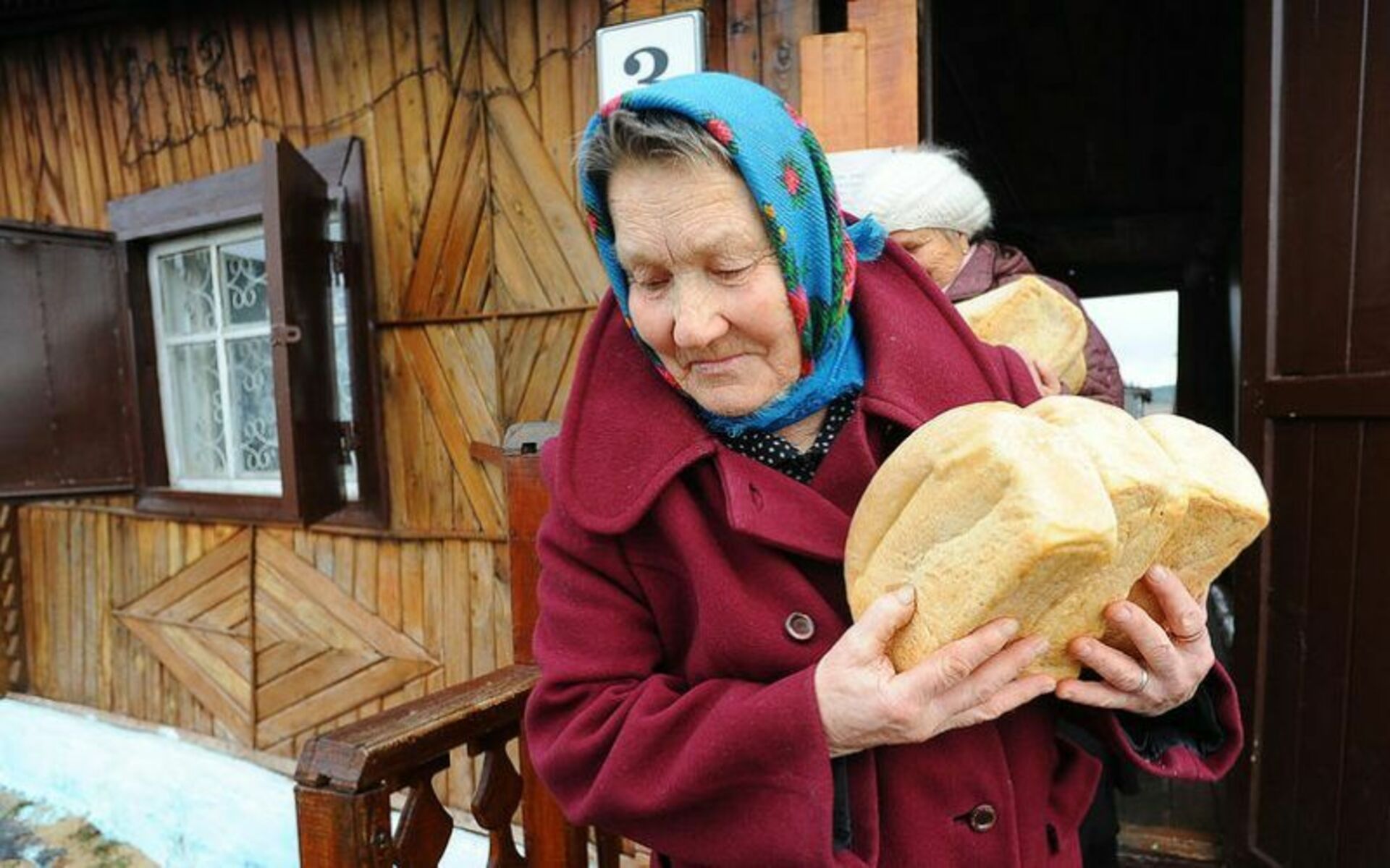 Бабушка купила 9. Бабушка с хлебом. Пенсионер с хлебом. Бабушка ест хлеб. Старушка с хлебом в руках.