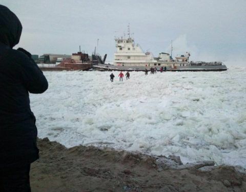 В Якутии во льдах замерз паром со 100 пассажирами.