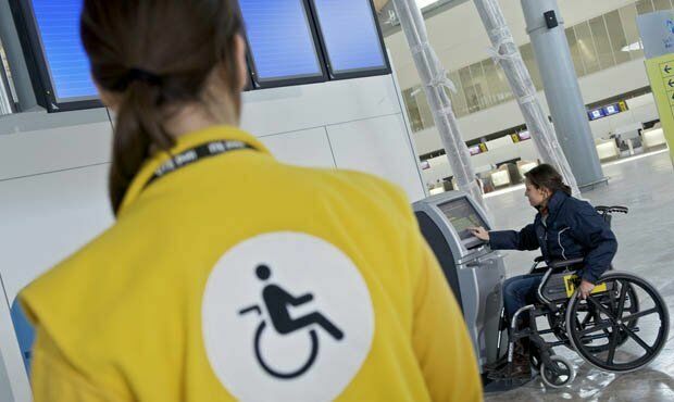 В аэропортах предложили упростить предполетный досмотр инвалидов