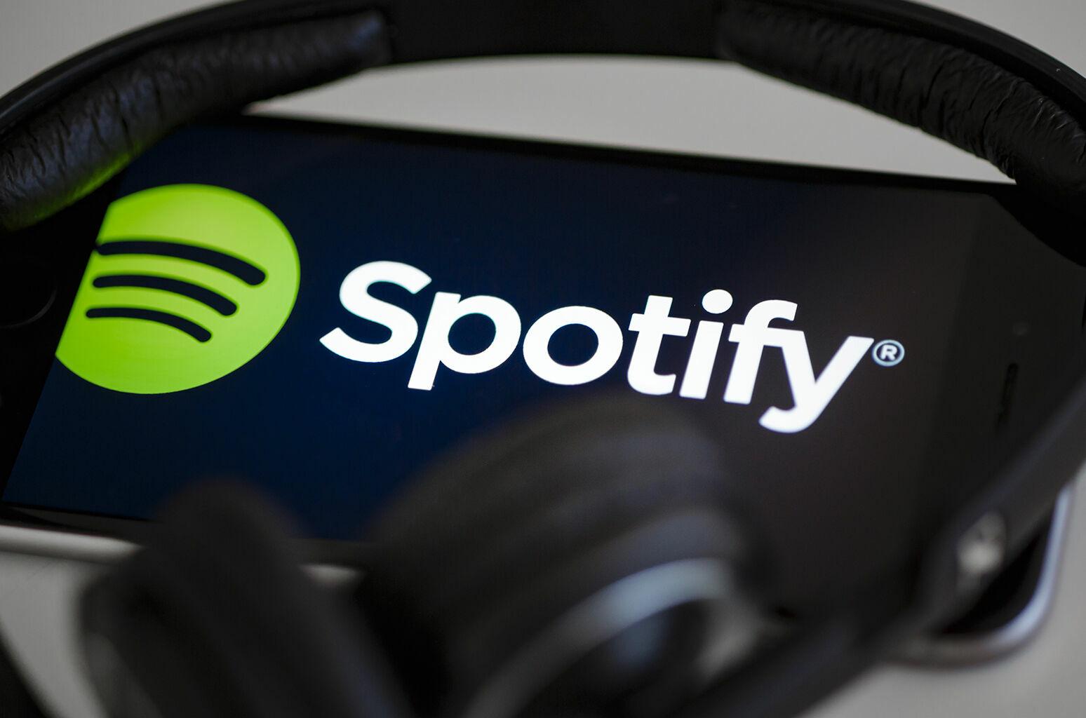 Стриминговый сервис Spotify приостанавливает работу в РФ