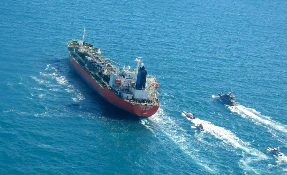 Иранцы захватили танкер с контрабандным топливом стоимостью $6,6 млн.