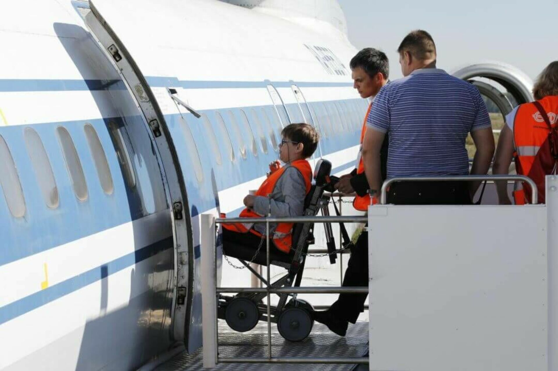 Посадка людей в самолет. Инвалид в самолете. Авиатранспорт для инвалидов. Маломобильные пасжиры в аэрлопорт. Места для инвалидов в самолете.
