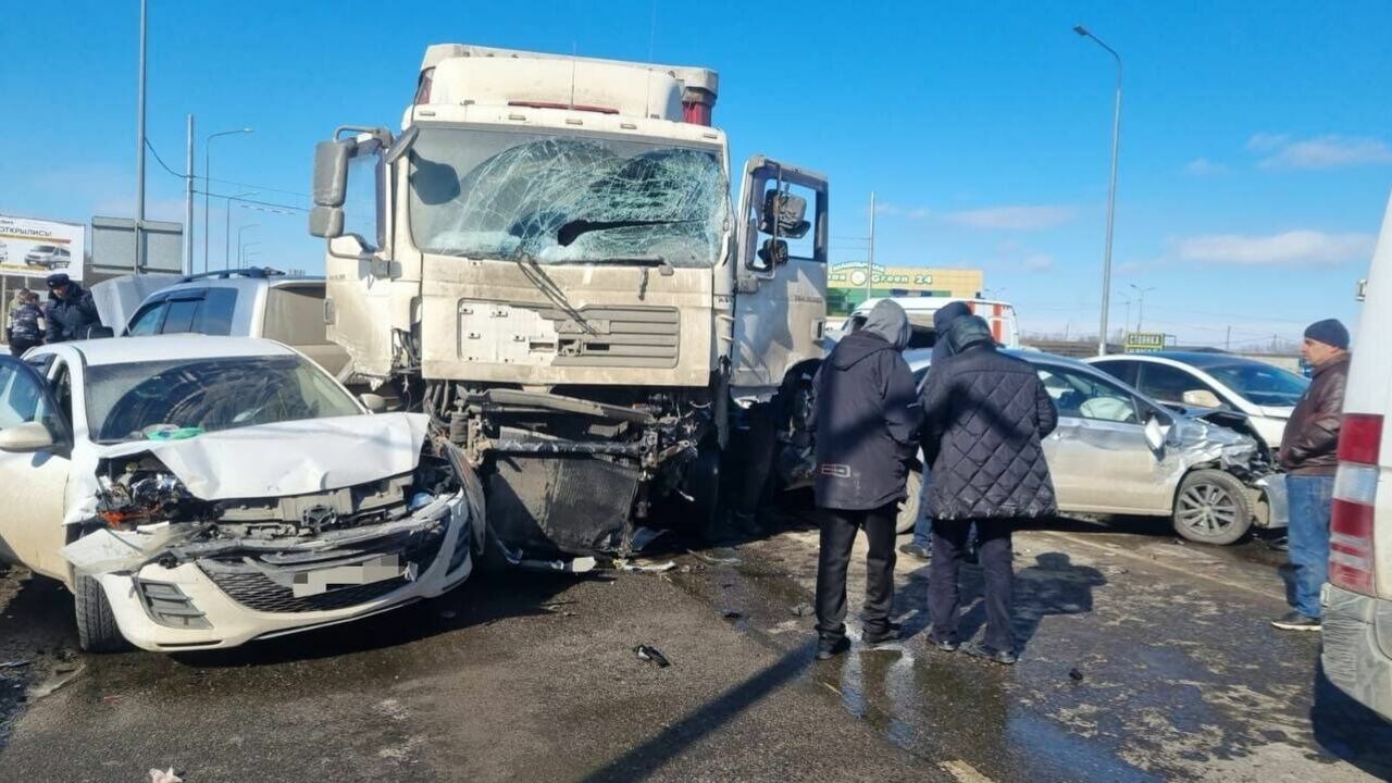 Грузовик без тормозов протаранил 15 автомобилей на трассе в Ставропольском крае