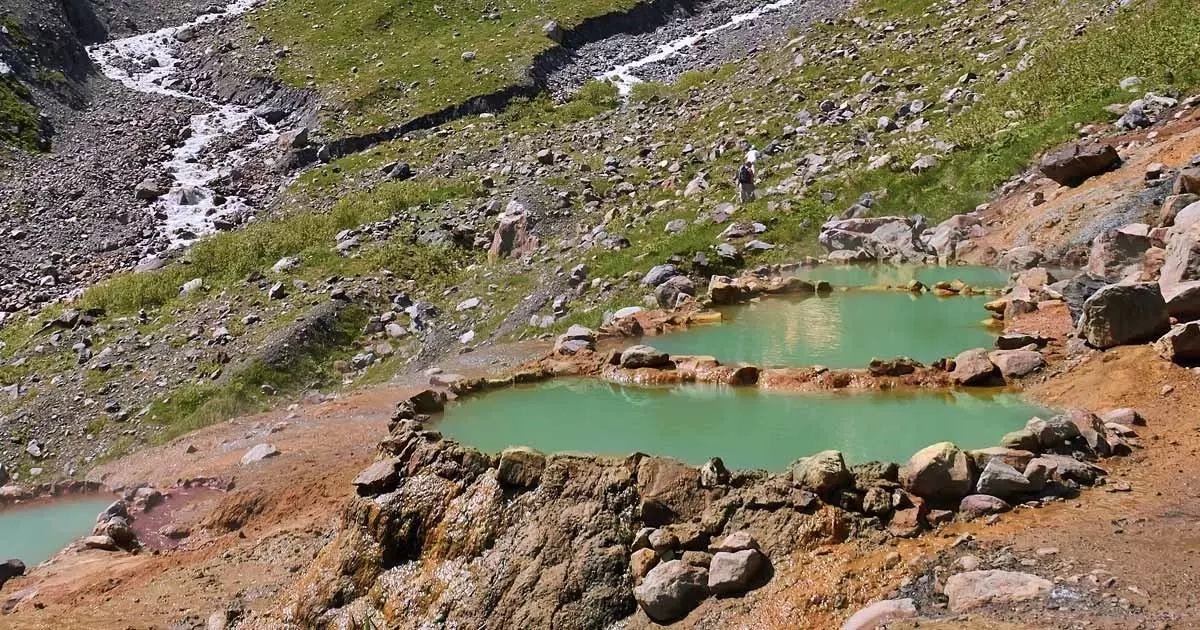 Кармадонские ванные — естественные бассейны с горячими минеральными водами