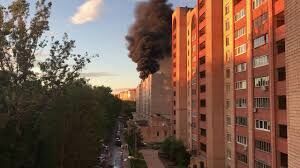 Прыжок мужчины с двумя детьми из горящей квартиры на 6 этаже попал на видео