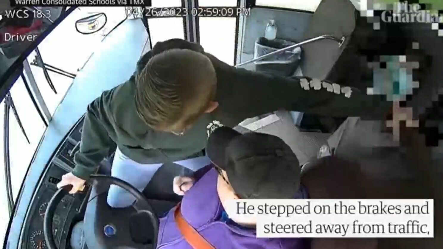 В США мальчик спас школьный автобус, когда его водитель потерял сознание (видео).