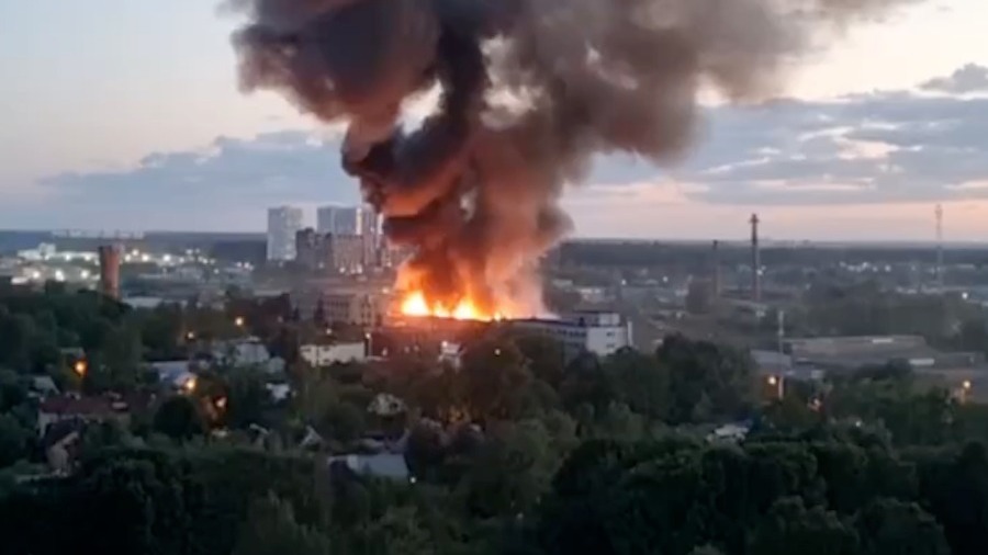 В Химках потушили пожар в здании бывшей мебельной фабрики (ВИДЕО)