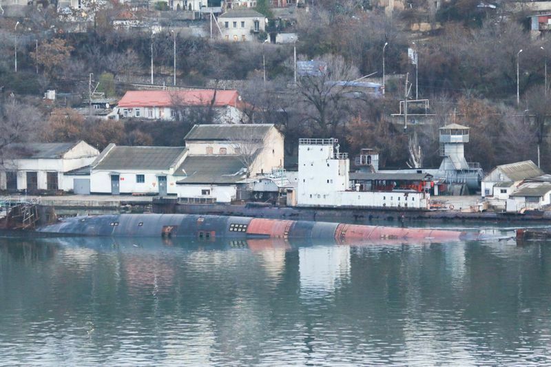 В Севастопольской бухте, где затонул док с подлодкой, разлились нефтепродукты