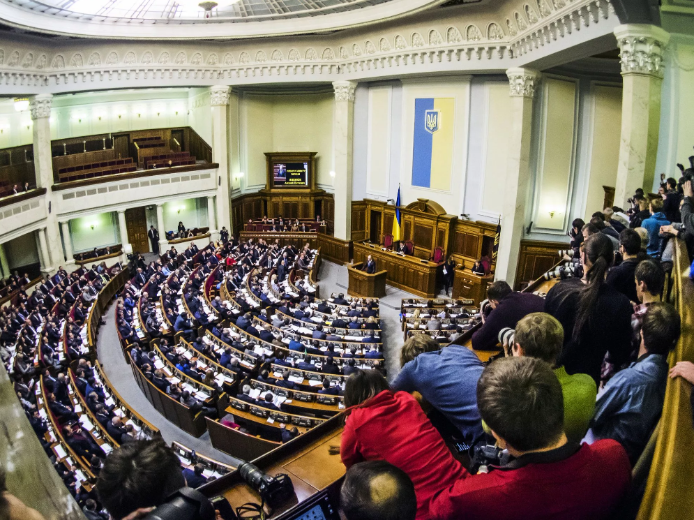 Зарплата украинских депутатов оказалась в 4 раза ниже, чем у российских