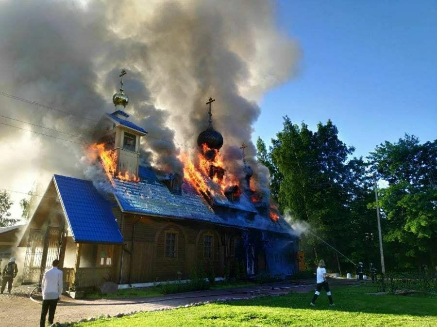 В Санкт-Петербурге сгорел храм святителя Василия Великого