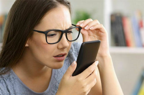 Офтальмолог сообщила, как сохранить зрение при использовании смартфона