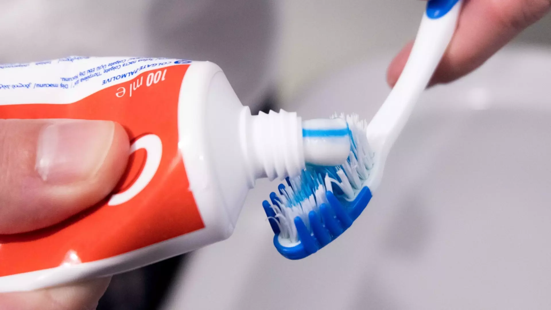 Обнулит эффект от процедуры: стоматолог раскрыл основную ошибку при чистке зубов